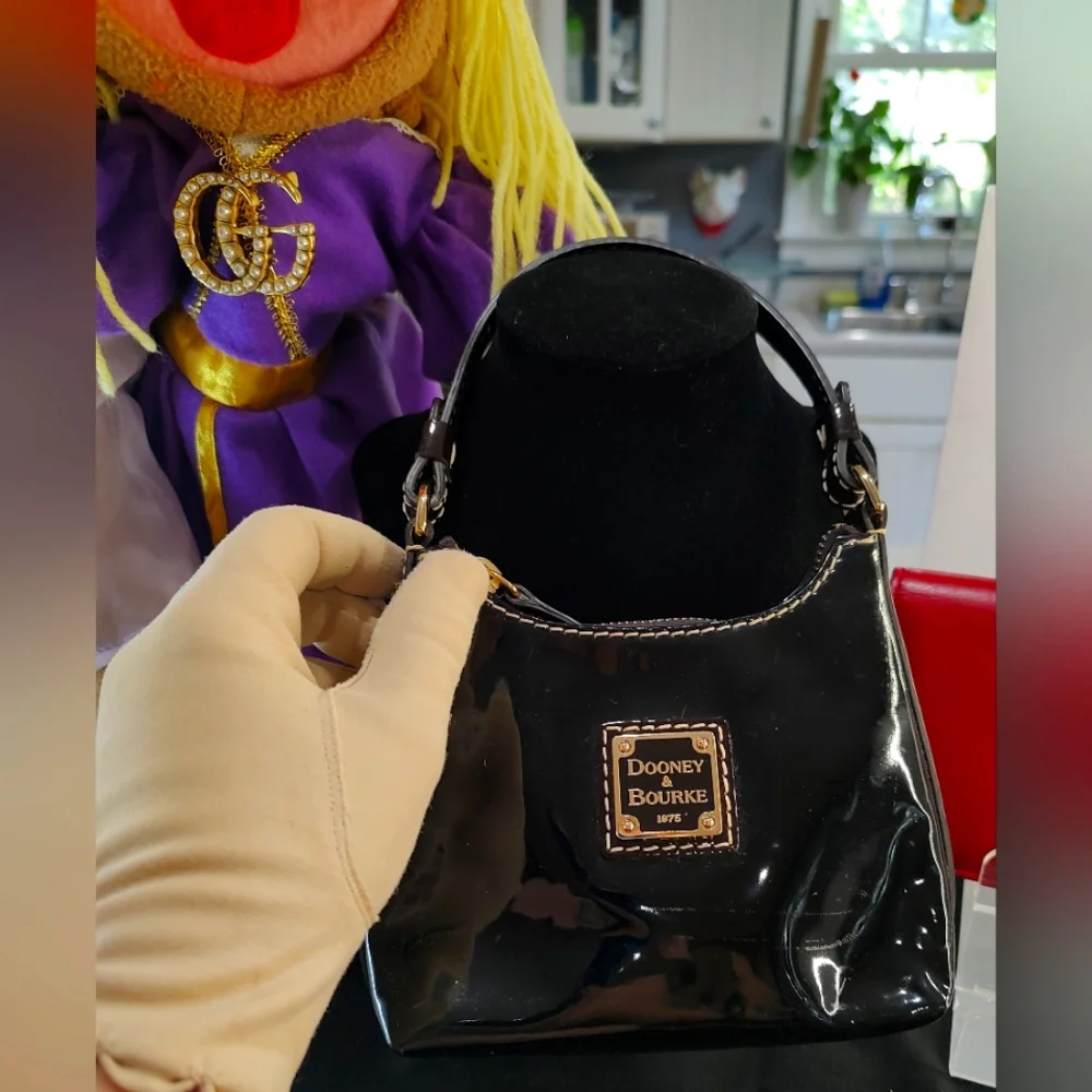 Mini Dooney & Bourke 🖤 patent leather hand bag contrast stitching - Picture 3 of 10